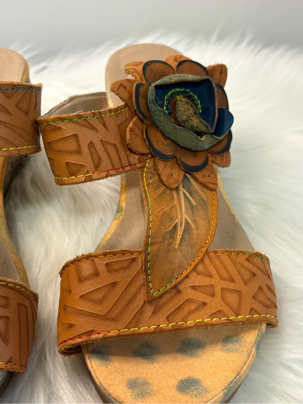 L'ARTISTE Cognac Leather Floral Appliqué Slide Sandals - Picture 5 of 13